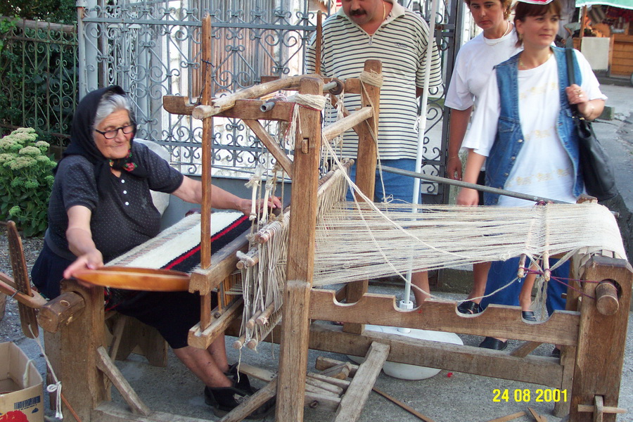 2001-08-24 18-46-04.JPG - Lustiger Friedhof in Sapinta
